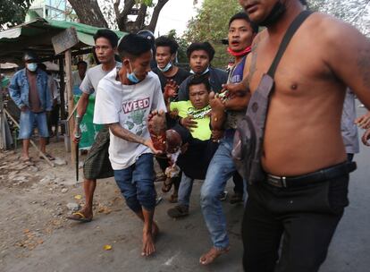 Un hombre herido es traslado después de que la policía reprimiera a los manifestantes en Mandalay (Myanmar), este domingo.