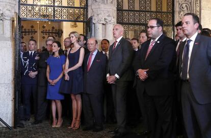 Membros do gabinete de Trump presencian seu discurso em Mar-a-Lago (Flórida) na quinta-feira pela noite.