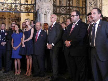 Membros do gabinete de Trump presencian seu discurso em Mar-a-Lago (Flórida) na quinta-feira pela noite.