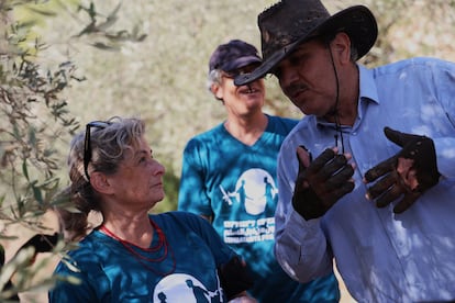 Ghassan Olayam, de 62 a?os, recibe en su campo de olivos en el pueblo cisjordano de Battir a un grupo de activistas israeles y palestinos de la ONG Combatientes por la Paz que han acudido a ayudar en la cosecha de la aceituna en medida de solidaridad y como acto de protesta por la ocupacin de Palestina. 