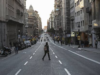 La Via Laietana, sense cotxes a primera hora del matí.