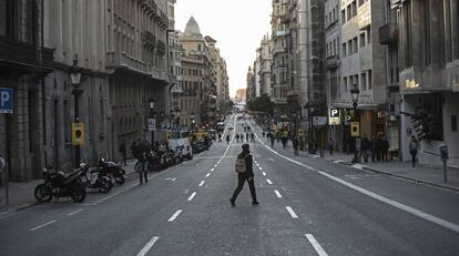 La Via Laietana, sense cotxes a primera hora del matí.