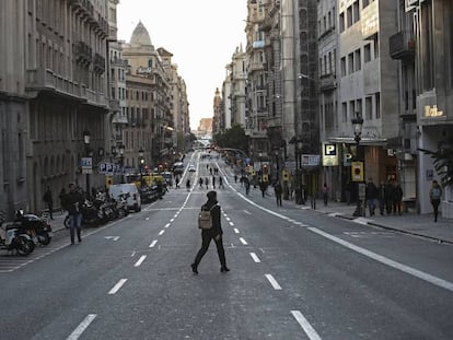 La Via Laietana, sin coches a primera hora de la mañana.