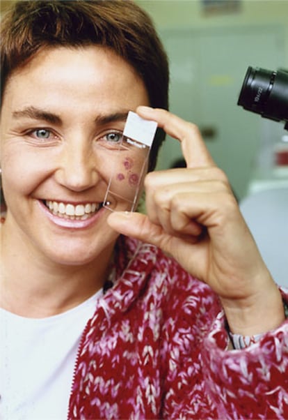 La bioquímica Elena Sancho, en su laboratorio del Instituto de Investigación Biomédica del Parque Científico de Barcelona, donde investiga sobre los orígenes y metástasis del cáncer de colon, segunda causa de muerte en Occidente.