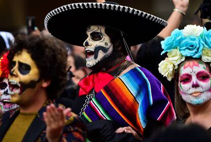 Um garoto vestido de 'mariachi' e maquiado como La Catrina durante o desfile na Cidade de México.