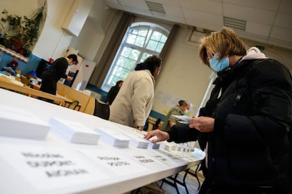 Una mujer ejerce su derecho al voto en un colegio electoral en París. De acuerdo con el protocolo sanitario para estos comicios, no es obligatorio llevar mascarilla ni mantener las distancias que se exigían en lo más crudo de la pandemia, aunque el Gobierno francés lo recomienda para algunas personas en situación de vulnerabilidad y, sobre todo, en caso de estar contagiado.