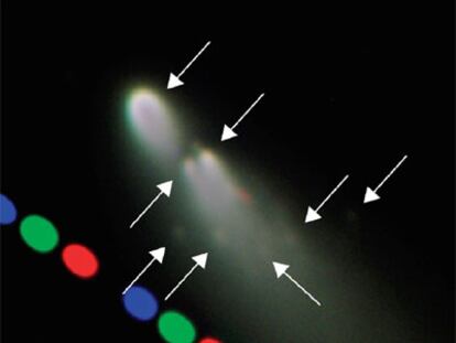Fragmentos del cometa SW 3 fotografiados con tres filtros y marcados con flechas.
