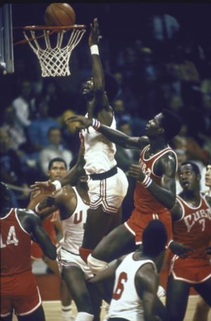 El equipo estadounidense de baloncesto le roba un tanto, ajustado, heroico y capitalista, al equipo cubano en los Juegos de 1972.