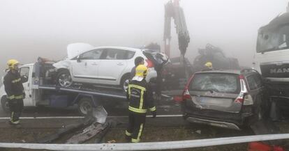 Coches involucrados en un accidente múltiple en la A-8, el pasado julio