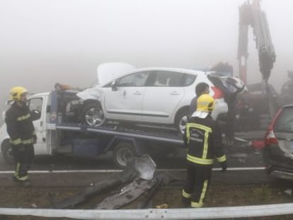 Coches involucrados en un accidente múltiple en la A-8, el pasado julio