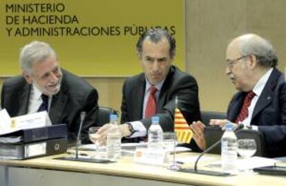 El secretario de Estado de Administraciones Públicas, Antonio Beteta (i); el secretario general de Coordinación Autonómica y Local, Enrique Ossorio Crespo (2i); y el consejero de Economía de Cataluña, Andreu Mas-Collel (d). EFE/Archivo