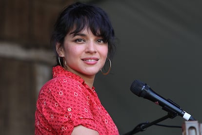 Norah Jones – La cantante, compositora y actriz neoyorquina, que ha despachado más de 50 millones de discos en todo el mundo, es hija del músico Ravi Shankar, que popularizó la música clásica india por todo el mundo con su sitar e incluso colaboró con artistas de la talla de George Harrison. El verdadero nombre de la cantante es Geethali Norah Jones Shankar