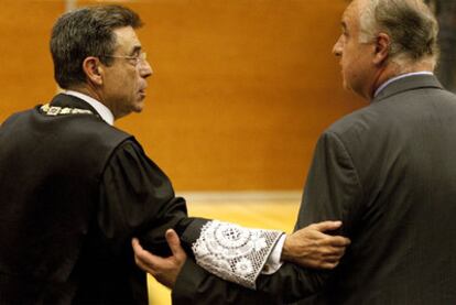 Juan Luis de la Rúa y el portavoz del Gupo Popular en las Cortes, Rafael Blasco, ayer en el acto de apertura del año judicial.