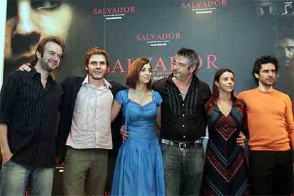 De izquierda a derecha, Tristán Ulloa, Daniel Brühl, Leonor Watling, Manuel Huerga, Ingrid Rubio y Leonardo Sbaraglia, durante la presentación de <i>Salvador,</i> ayer en Madrid.