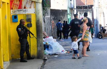 Una patrulla de Policía Pacificadora en la favelas deo Alemão