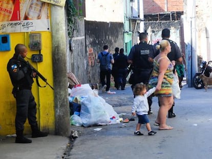 Una patrulla de Polic&iacute;a Pacificadora en la favelas deo Alem&atilde;o
