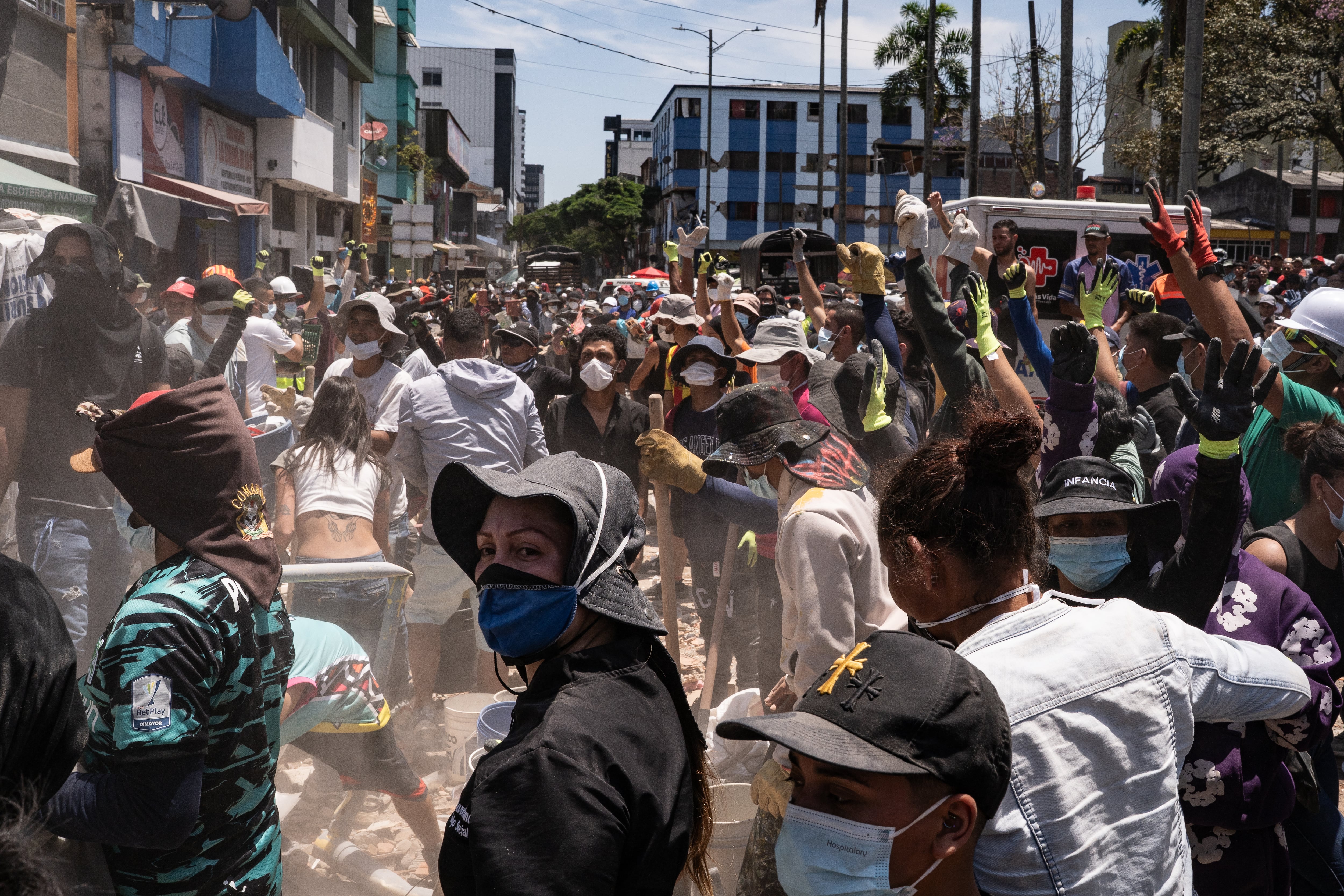 Varias personas piden silencio durante una búsqueda en Pereira.