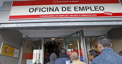 Entrada de una oficina de empleo, en un barrio perif&eacute;rico de Madrid. EFE/Archivo