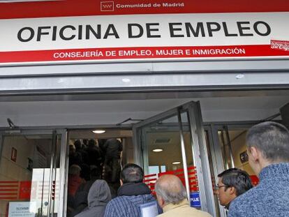 Entrada de una oficina de empleo, en un barrio perif&eacute;rico de Madrid. EFE/Archivo