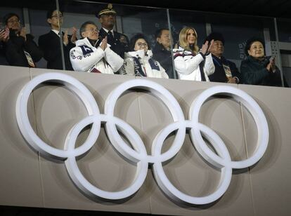 El presidente de Corea del Sur, Moon Jae-in (3i), e Ivanka Trump, aplauden durante la ceremonia de clausura de los Juegos Olímpicos de Pyeongchang, el 25 de febrero de 2018.