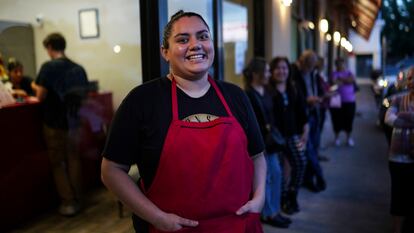 Ana Liz Pulido en la puerta  de su negocio en Mission,(Texas) el 20 de junio de 2024.