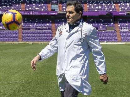 Alberto López dando toques con la bata blanca en Zorrilla (Valladolid).