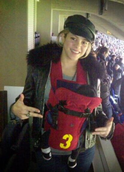 Shakira posa con el pequeño Milan en el Camp Nou en una imagen subida por la artista a Twitter.