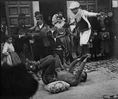 Saltimbanquis fotografiados por Cajal en las calles de Madrid.