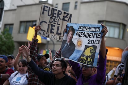 Seguidores de Javier Milei celebran la publicación de los primeros resultados de las elecciones de este domingo, en Buenos Aires.