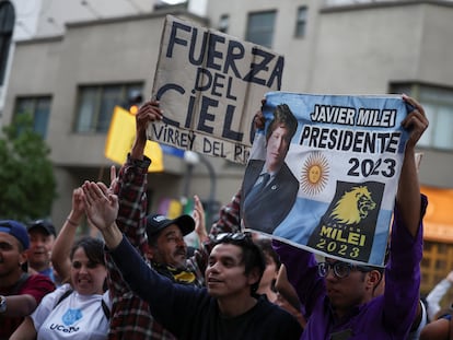 Seguidores de Javier Milei celebran la publicación de los primeros resultados de las elecciones de este domingo, en Buenos Aires.