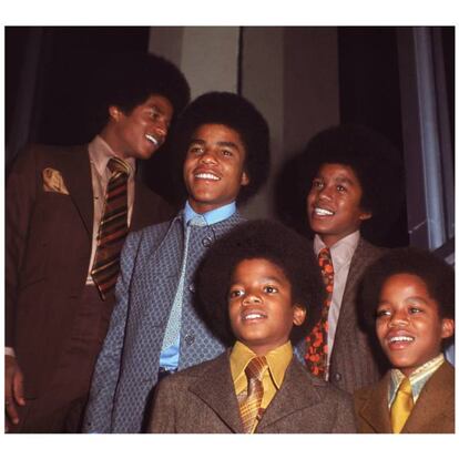 Mucho antes de 'Thriller', de las operaciones de estética, los guantes y los escándalos, Michael Jackson ya sabía lo que era llegar al número uno de la lista de los más vendidos. Tenía 11 años cuando su grupo, los Jackson 5, accedió al número uno de ventas en EE UU con 'I want you back' (fue el 31 de enero de 1970). Claro que si nos ceñimos al artista más joven que lo ha conseguido como solista, en tal caso hay que referirse a otro prodigio del soul: Little Stevie Wonder, que tenía 13 años cuando su tema 'Fingertips pt. 2' se situó en lo más alto el 3 de agosto de 1963.