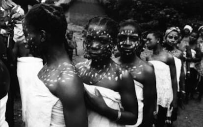 Adolescentes de Sillakoro (Costa de Marfil), en un rito de iniciación tres meses después de su mutilación genital.