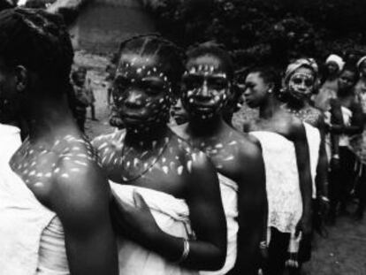 Adolescentes de Sillakoro (Costa de Marfil), en un rito de iniciaci&oacute;n tres meses despu&eacute;s de su mutilaci&oacute;n genital.