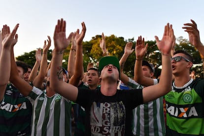 Seguidores del Chapecoense rinden un homenaje a su equipo en Chapecó (Brasil).