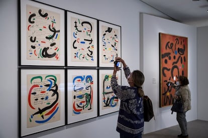 
El papel que la poesía desempeñó en la obra de Joan Miró es el hilo conductor de 'Miró Poema', la nueva exposición de la Fundación Mapfre de Madrid, que da a conocer el vínculo del artista con poetas y escritores coetáneos.