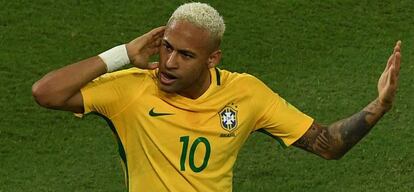 Neymar, equipado con la camiseta de la selección brasileña, durante un partido.