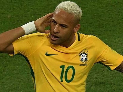 Neymar, equipado con la camiseta de la selecci&oacute;n brasile&ntilde;a, durante un partido. 