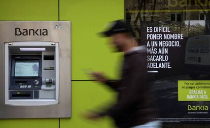 Un viandante pasa ante un cajero de Bankia en Madrid.