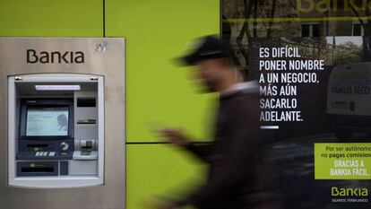 Un viandante pasa ante un cajero de Bankia en Madrid.