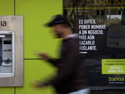 Un viandante pasa ante un cajero de Bankia en Madrid.
