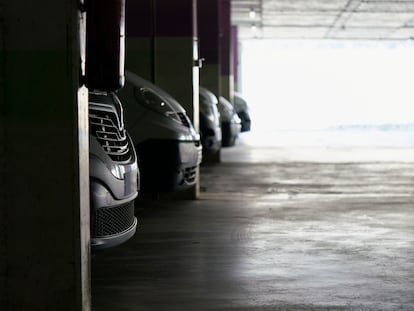 Vehículos estacionados en un aparcamiento.