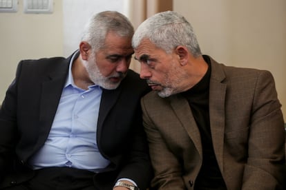 Ismail Haniye, a la izquierda, junto a Yahia Sinwar, en Ciudad de Gaza en 2017.