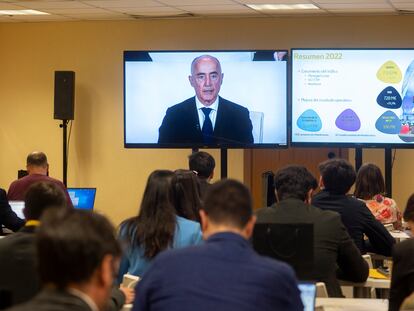 El presidente de Ferrovial, Rafael del Pino, captado desde la sala de prensa mientras interviene durante la Junta General Ordinaria de Accionistas de Ferrovia