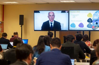 El presidente de Ferrovial, Rafael del Pino, captado desde la sala de prensa mientras interviene durante la Junta General Ordinaria de Accionistas de Ferrovia