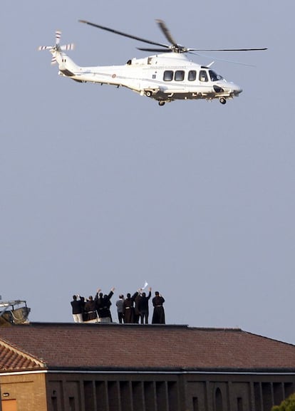 Monjes encima de una azotea se despiden del papa Benedicto XVI que vuela rumbo Castel Gandolfo. A las 20.00 horas, Benedicto XVI renunciará a su Pontificado y pasará a ser Papa Emérito o Romano Pontífice Emérito.