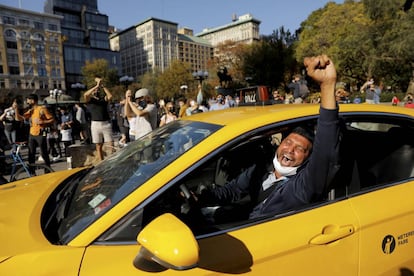 <b>La calle estalla. </b>Un taxista levanta el puño en la neoyorquina Union Square, en Manhattan, el pasado 7 de noviembre, tras hacerse públicos los resultados que confirmaban a Joe Biden como ganador de las elecciones presidenciales de Estados Unidos.