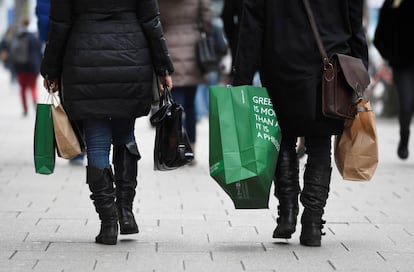 Compradores en una calle de Hamburgo