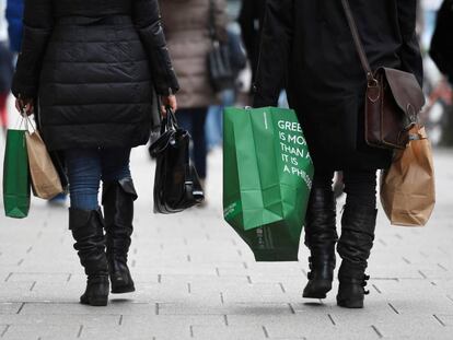 Compradores en una calle de Hamburgo