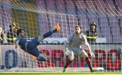 Higuain remata de media volea la pelota ante De Sanctis, en el momento del primer gol.