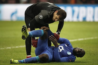 Iker Casillas ayuda a su compañero Moussa Marega del FC Porto después de una colisión durante el partido de la Liga de Campeones del FC Porto contra el Galatasaray SK, en el Estadio Turk Telekom de Estambul (Turquía), el 11 de diciembre de 2018.